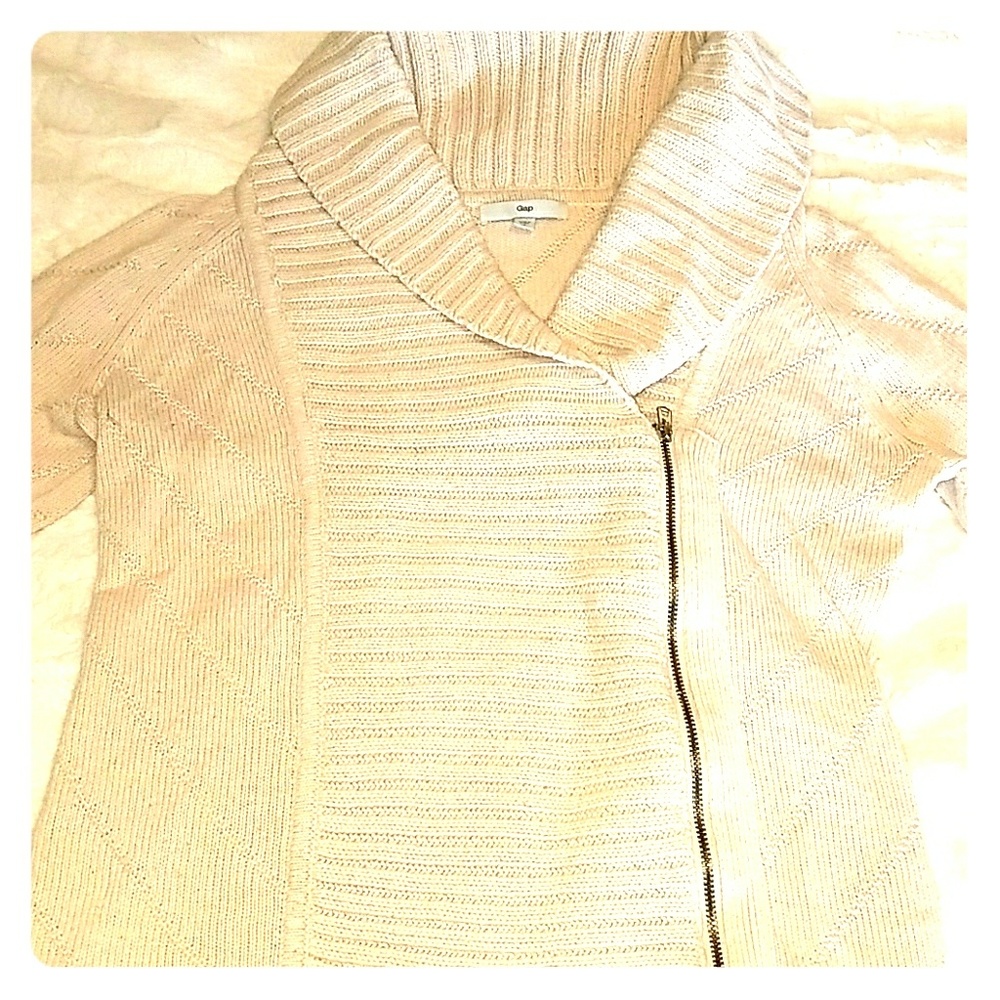 Gap cream colored sweater
